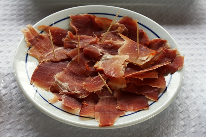 “Em Janeiro, um porco ao sol e outro ao fumeiro”